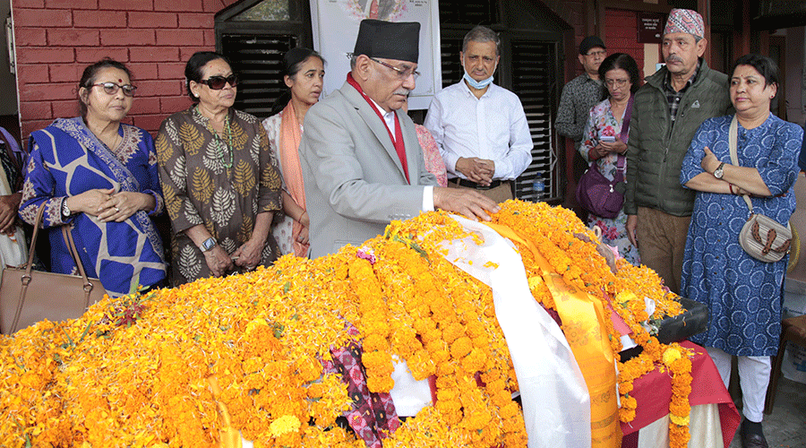 प्रचण्डले दिए कोइरालालाई श्रद्धाञ्जली